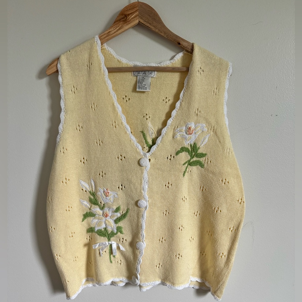 Cottage core, vintage Mandal Bay sweater vest, Size XL.